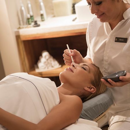 Presidente Intercontinental Cancun Resort Bagian luar foto A woman receiving a facial treatment