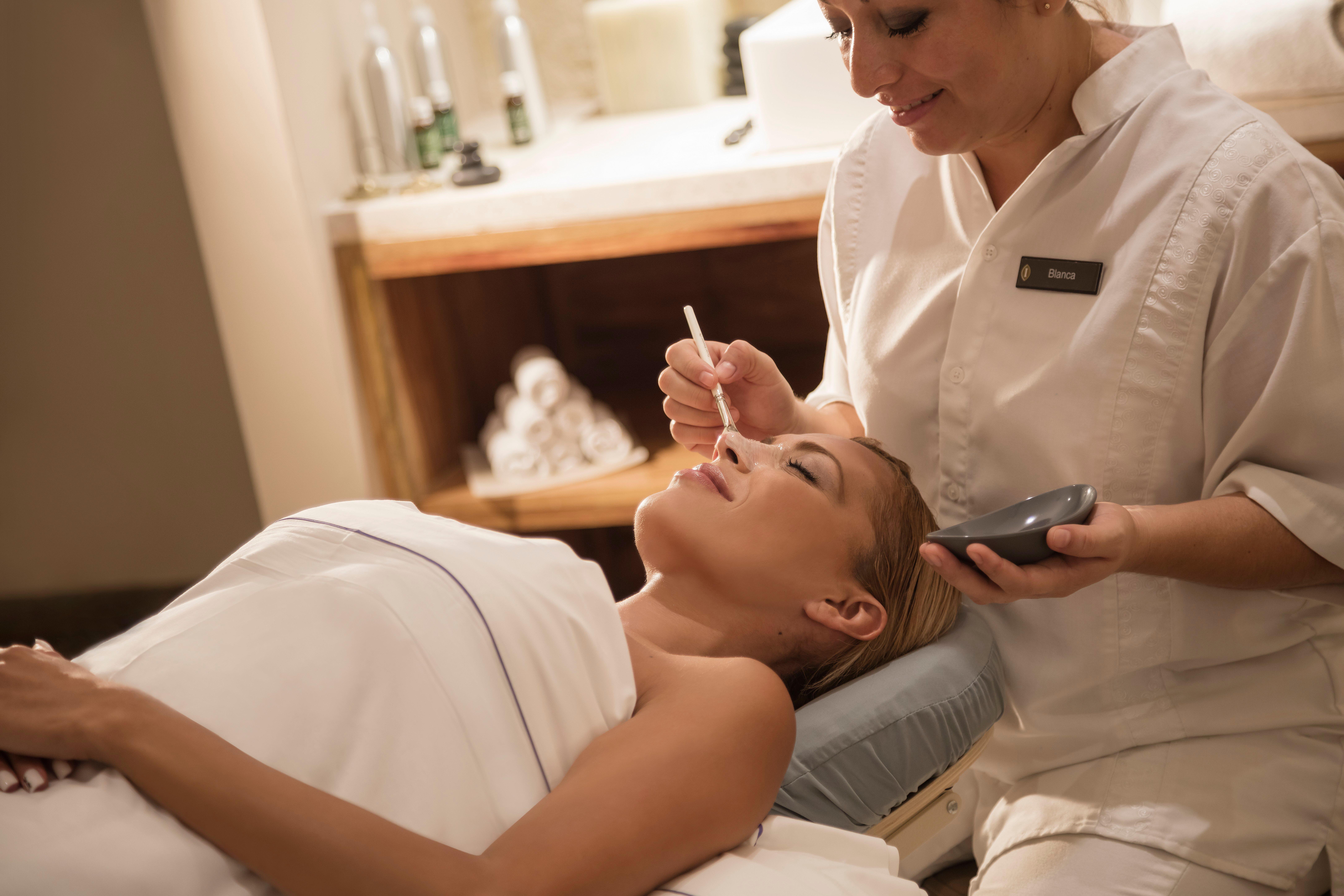 Presidente Intercontinental Cancun Resort Bagian luar foto A woman receiving a facial treatment