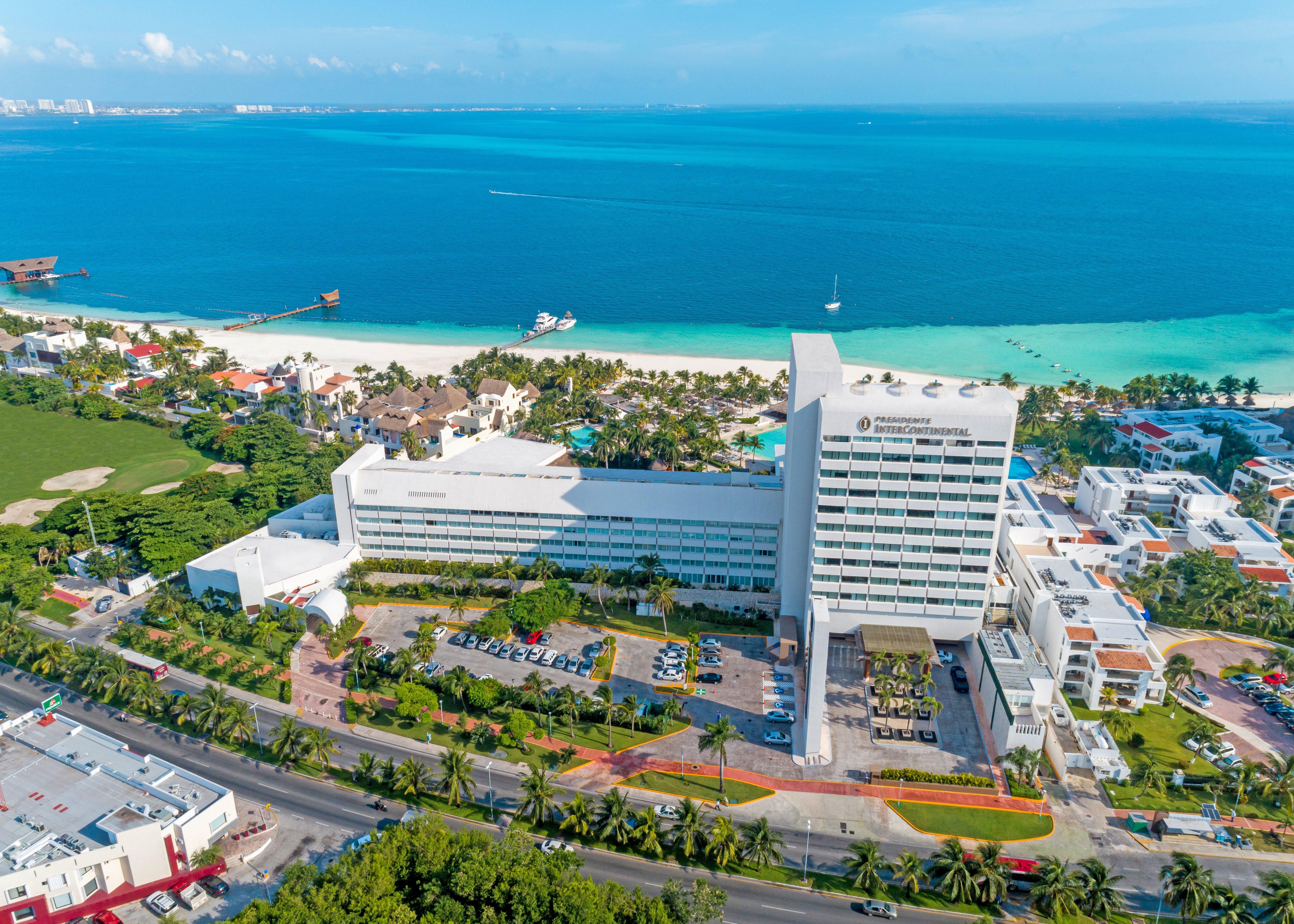 Presidente Intercontinental Cancun Resort Bagian luar foto Aerial view of the hotel