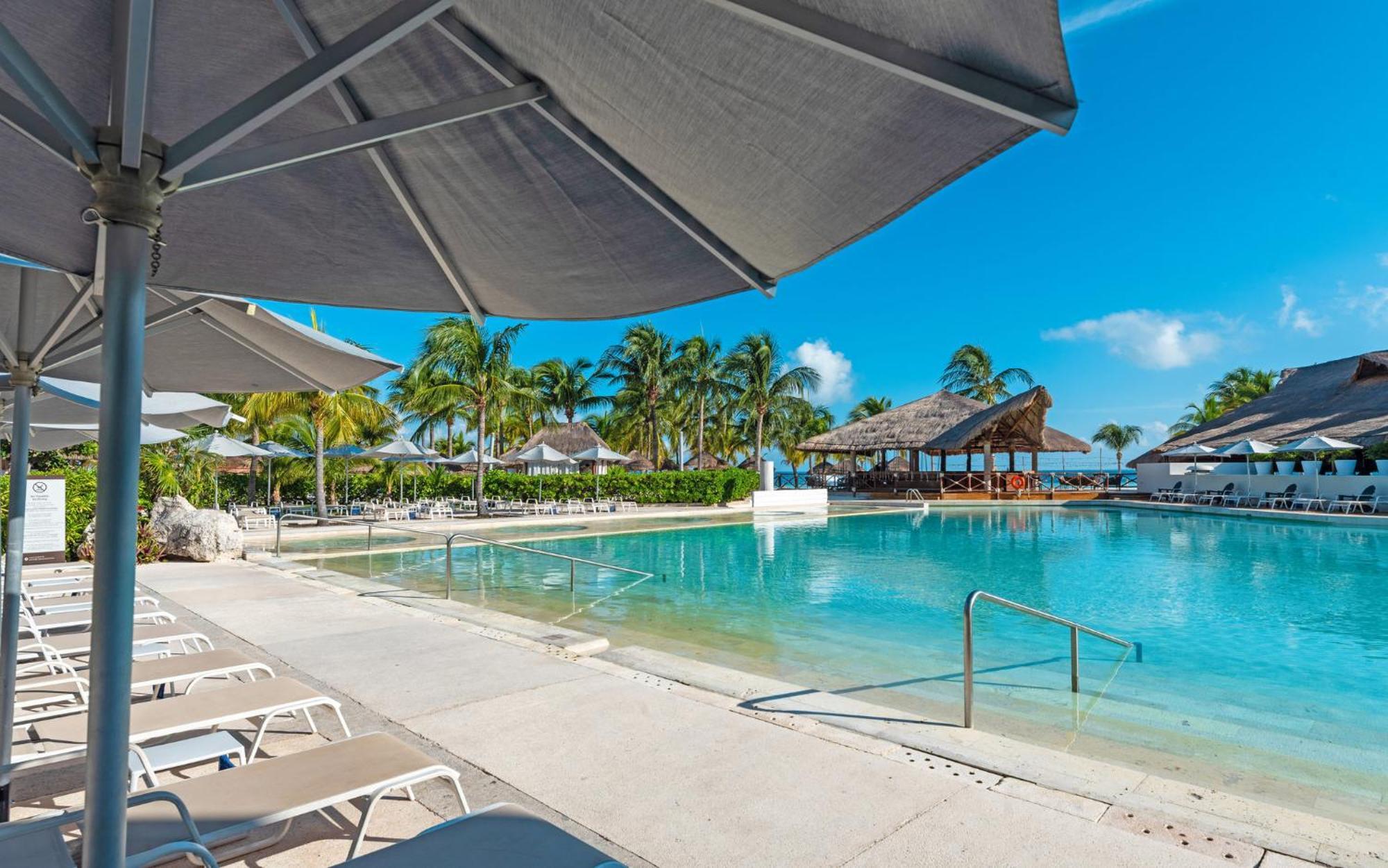 Presidente Intercontinental Cancun Resort Bagian luar foto The swimming pool at the resort