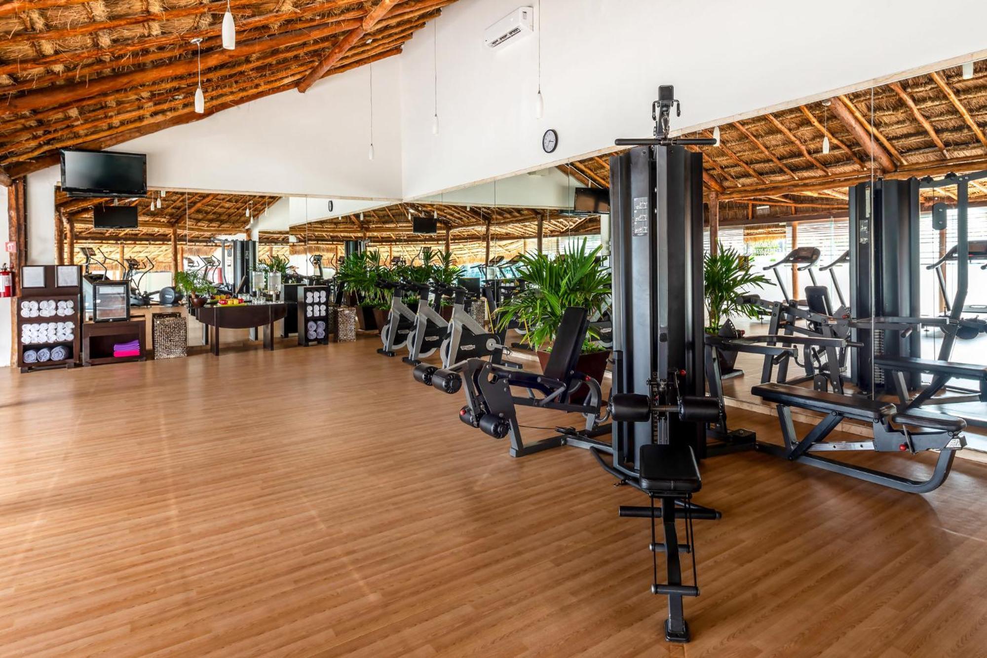 Presidente Intercontinental Cancun Resort Bagian luar foto The gym at the resort