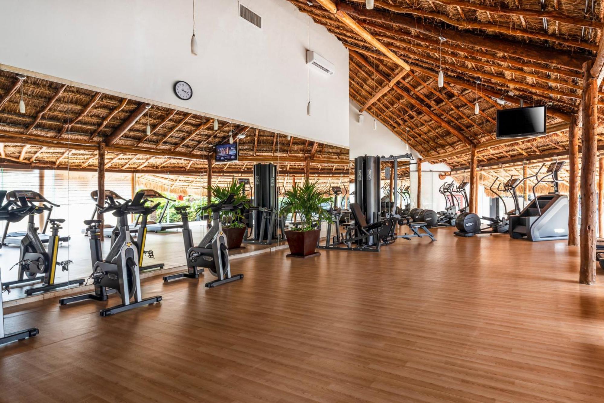 Presidente Intercontinental Cancun Resort Bagian luar foto The gym at the resort
