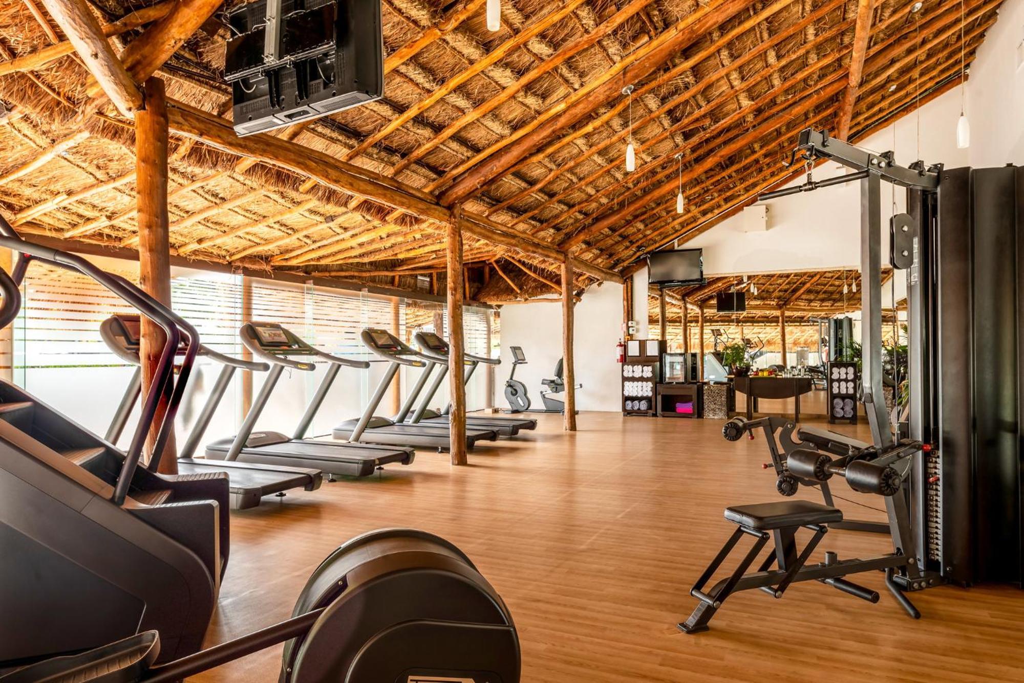 Presidente Intercontinental Cancun Resort Bagian luar foto The gym at the hotel