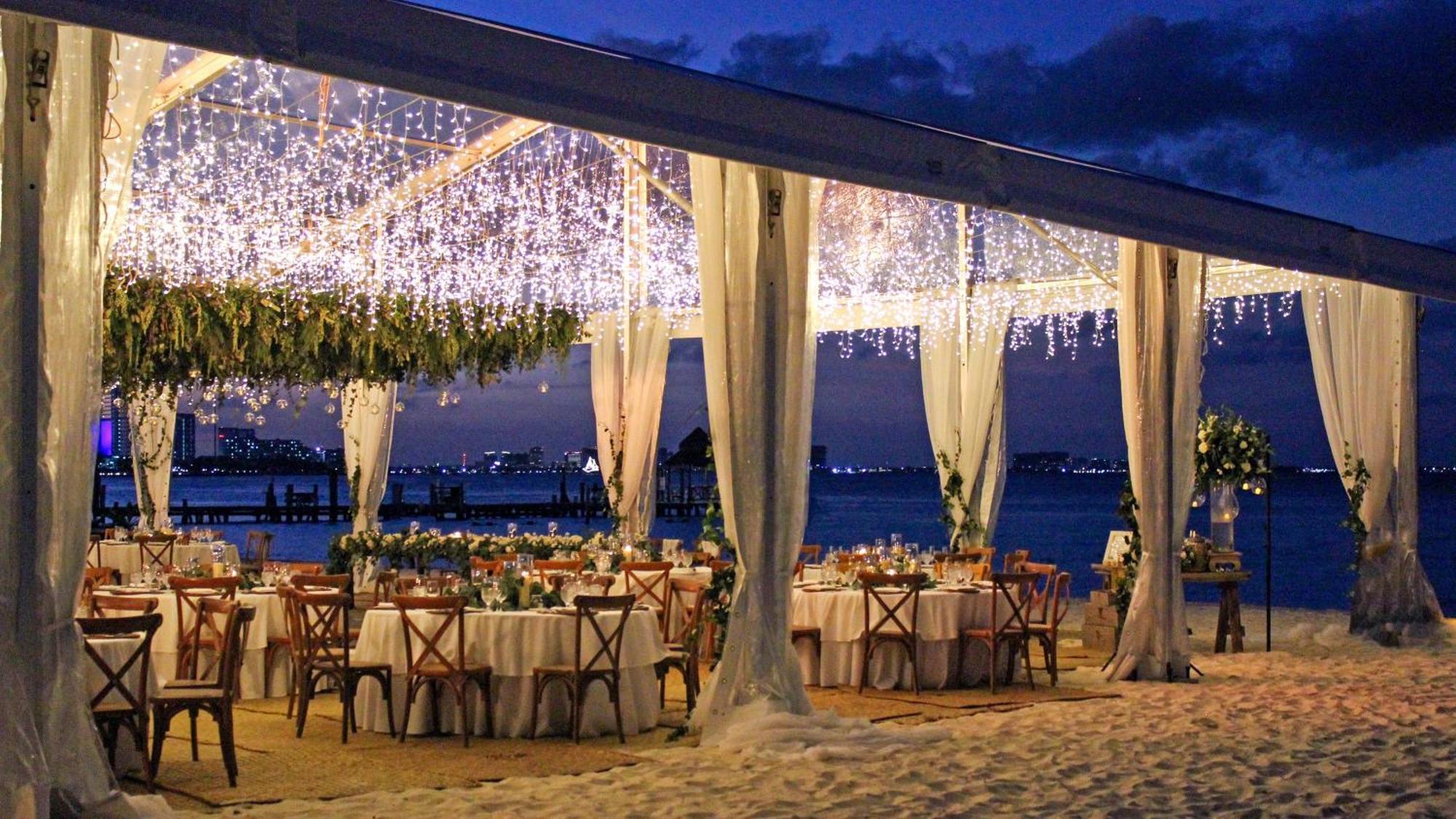 Presidente Intercontinental Cancun Resort Bagian luar foto A tent at night